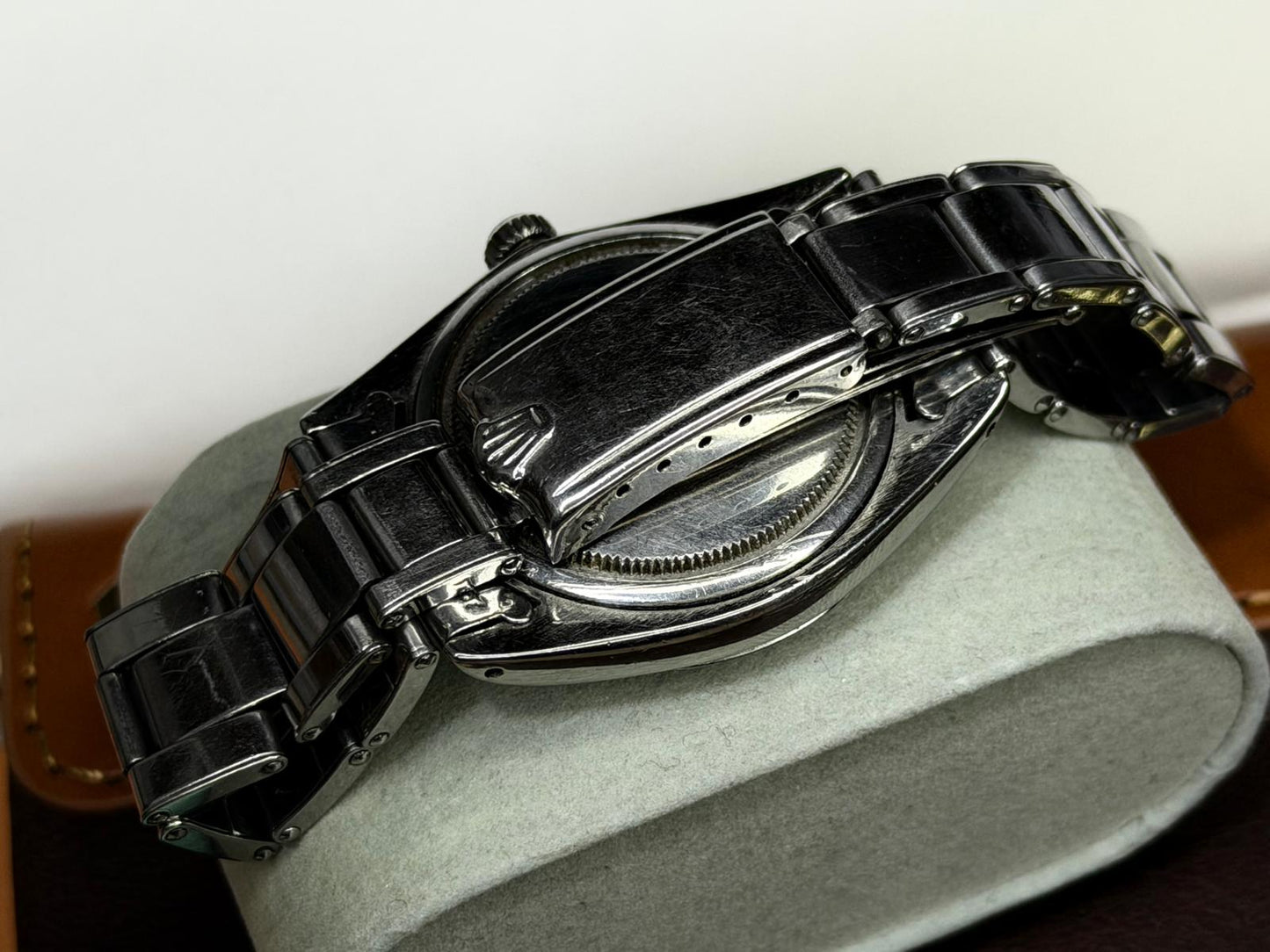 ROLEX Oysterdate – Gold Dial, Date, Dress Watch (Vintage)