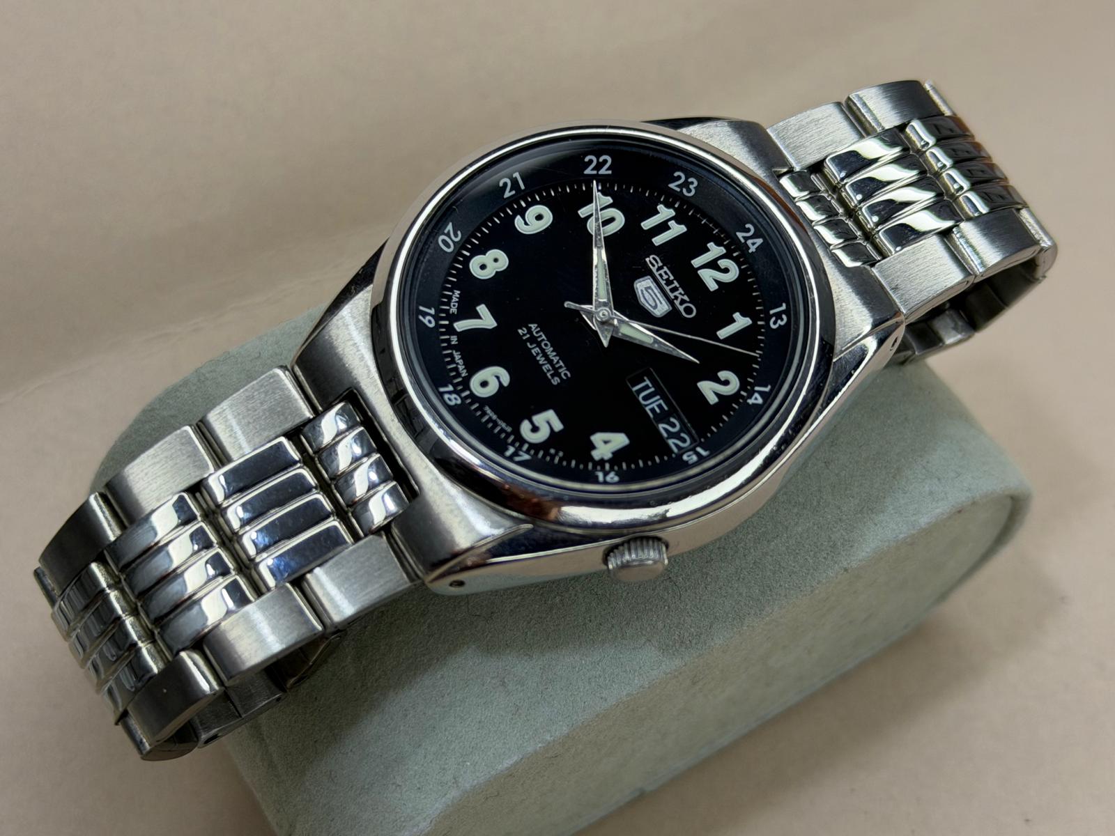 SEIKO 5 – Black Dial, Automatic, Day-Date Wristwatch (Vintage)