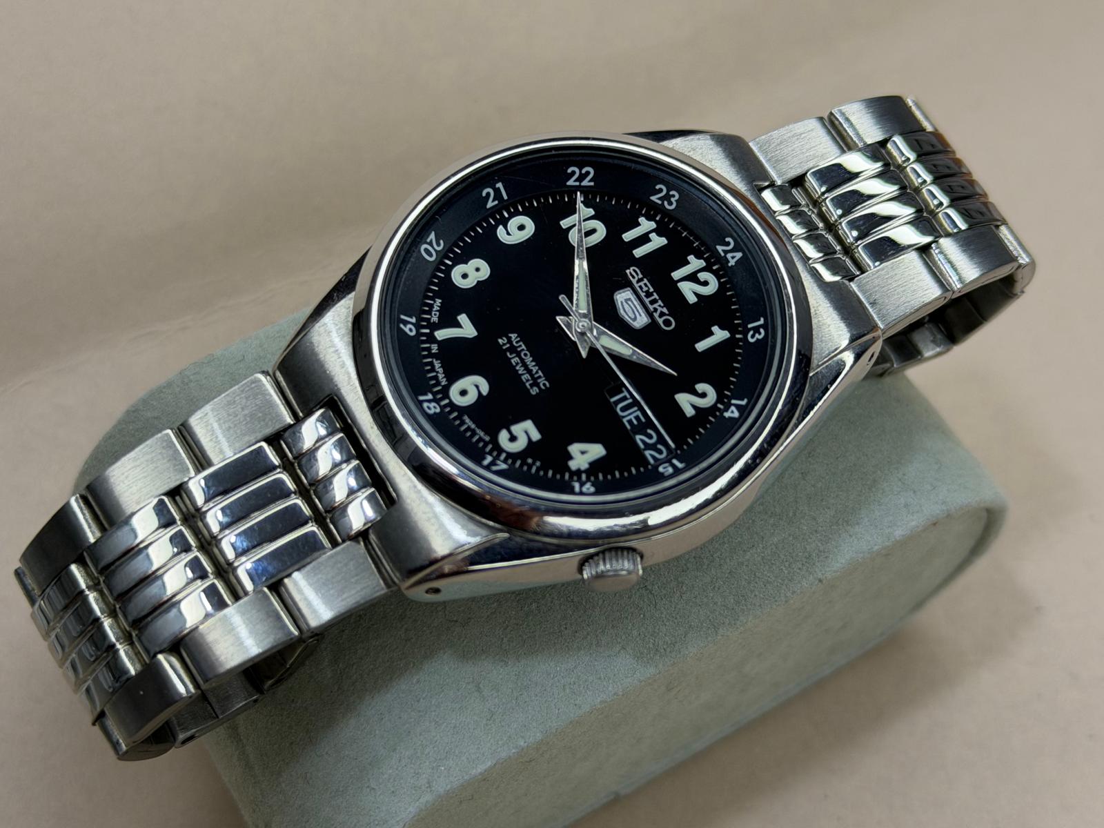 SEIKO 5 – Black Dial, Automatic, Day-Date Wristwatch (Vintage)