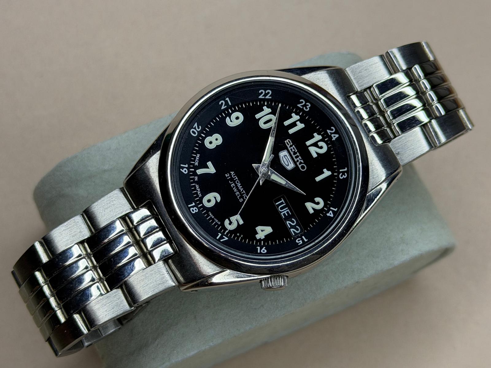 SEIKO 5 – Black Dial, Automatic, Day-Date Wristwatch (Vintage)