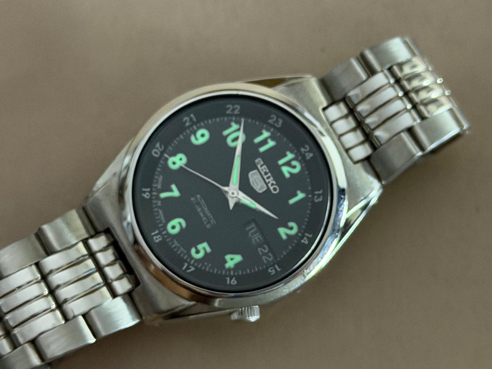 SEIKO 5 – Black Dial, Automatic, Day-Date Wristwatch (Vintage)