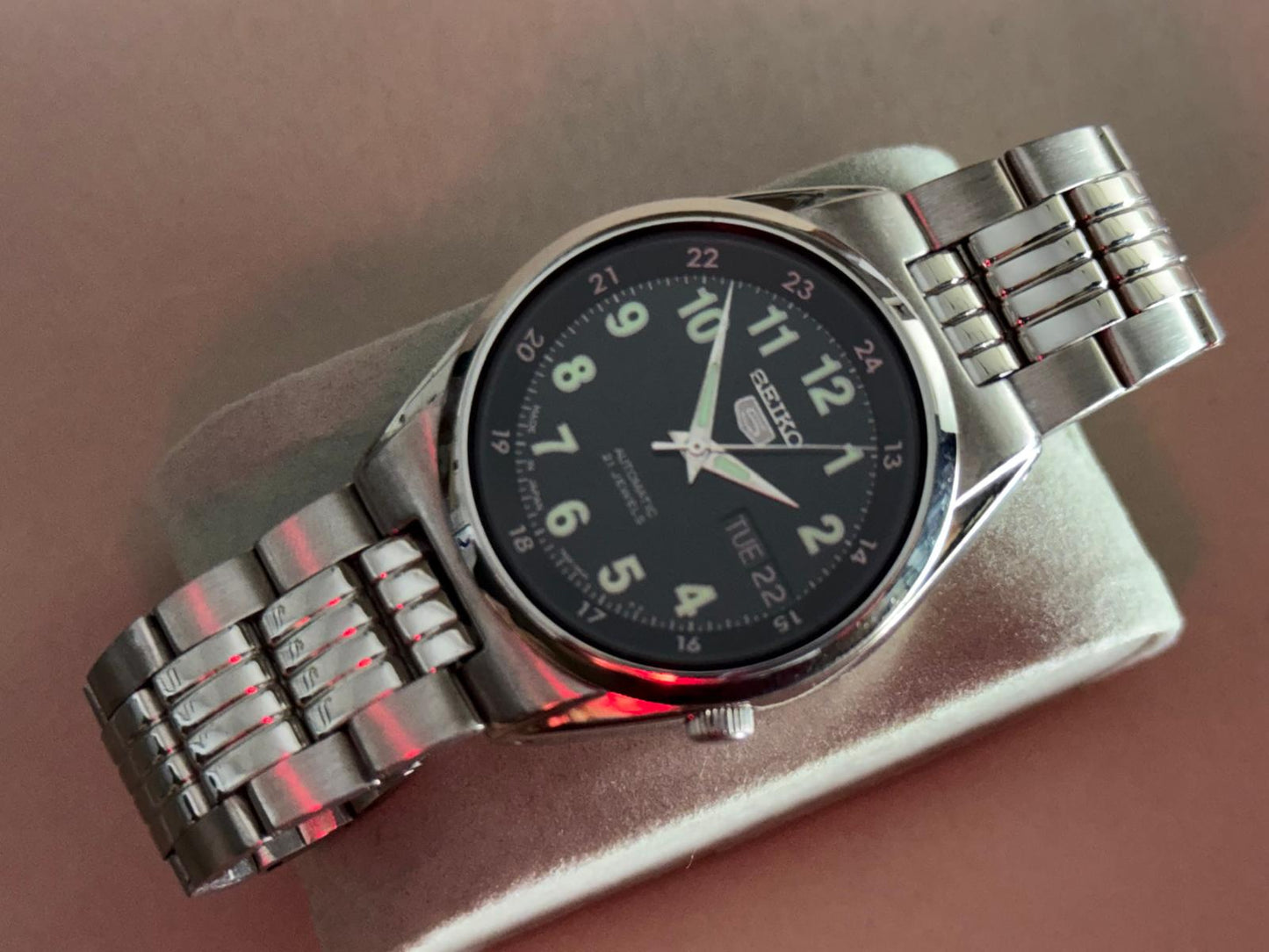 SEIKO 5 – Black Dial, Automatic, Day-Date Wristwatch (Vintage)