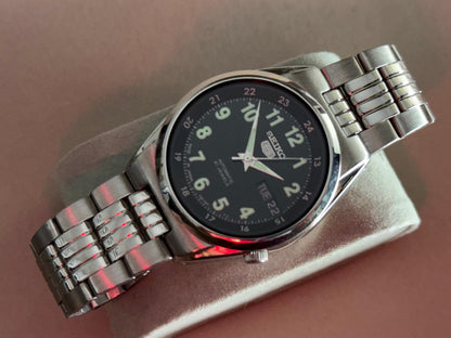 SEIKO 5 – Black Dial, Automatic, Day-Date Wristwatch (Vintage)