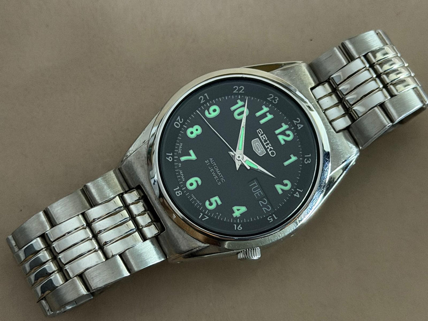 SEIKO 5 – Black Dial, Automatic, Day-Date Wristwatch (Vintage)