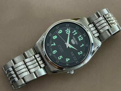 SEIKO 5 – Black Dial, Automatic, Day-Date Wristwatch (Vintage)