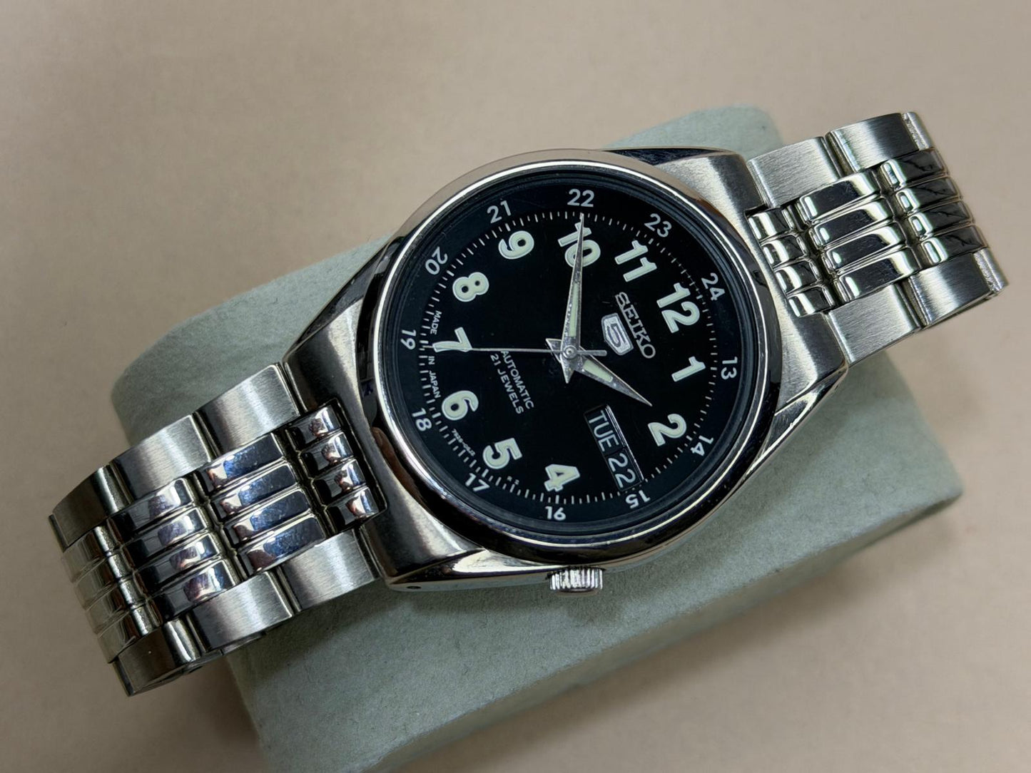 SEIKO 5 – Black Dial, Automatic, Day-Date Wristwatch (Vintage)