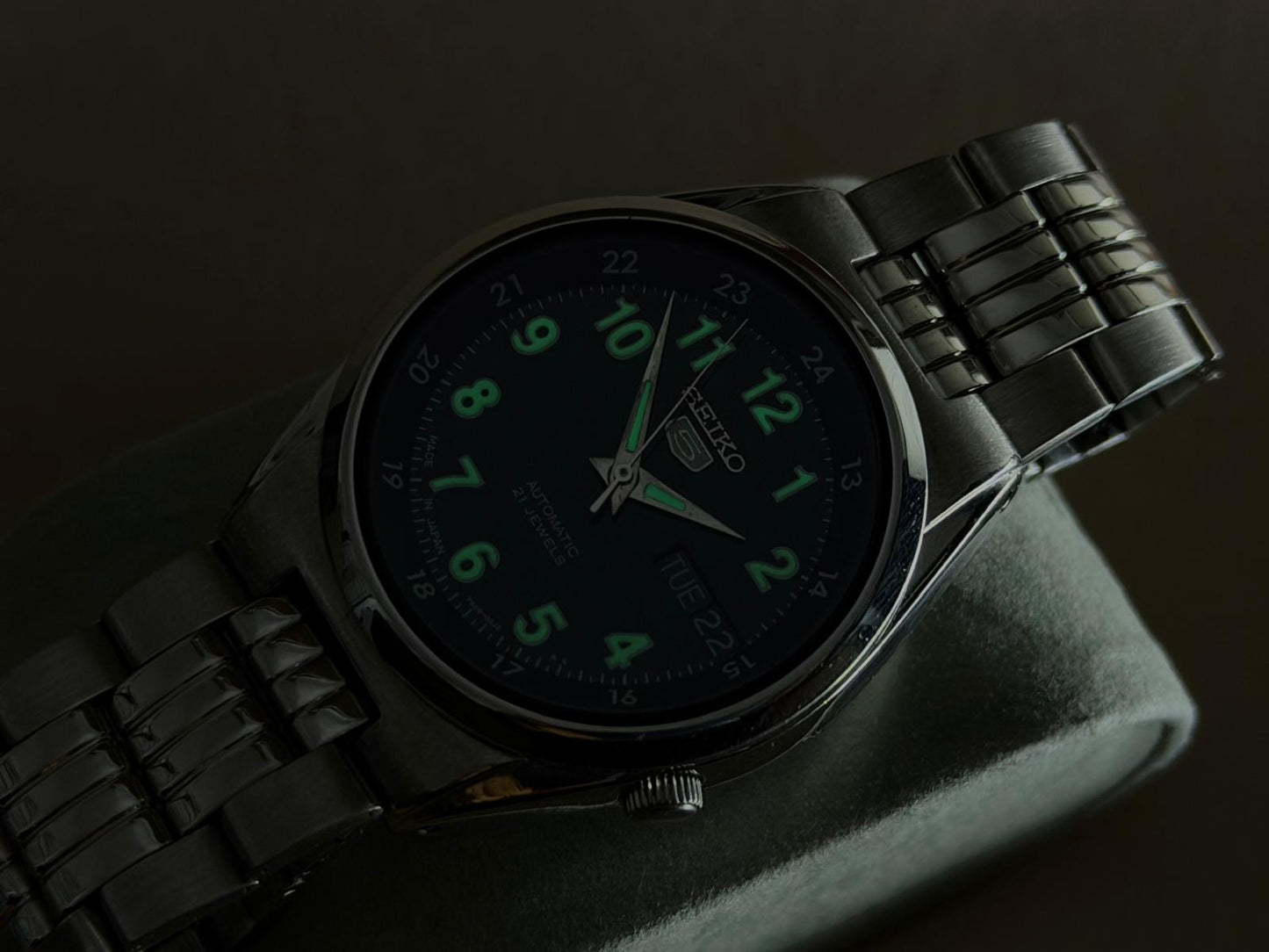 SEIKO 5 – Black Dial, Automatic, Day-Date Wristwatch (Vintage)