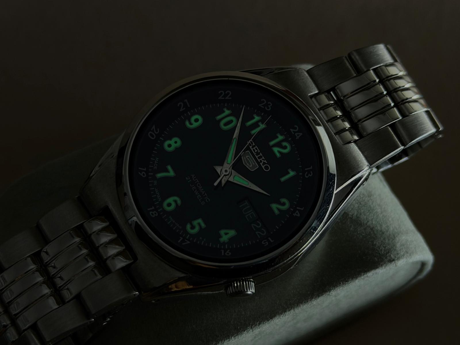 SEIKO 5 – Black Dial, Automatic, Day-Date Wristwatch (Vintage)