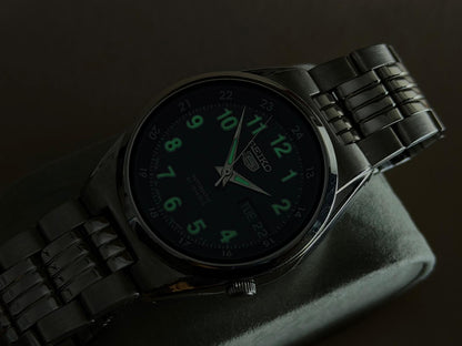 SEIKO 5 – Black Dial, Automatic, Day-Date Wristwatch (Vintage)