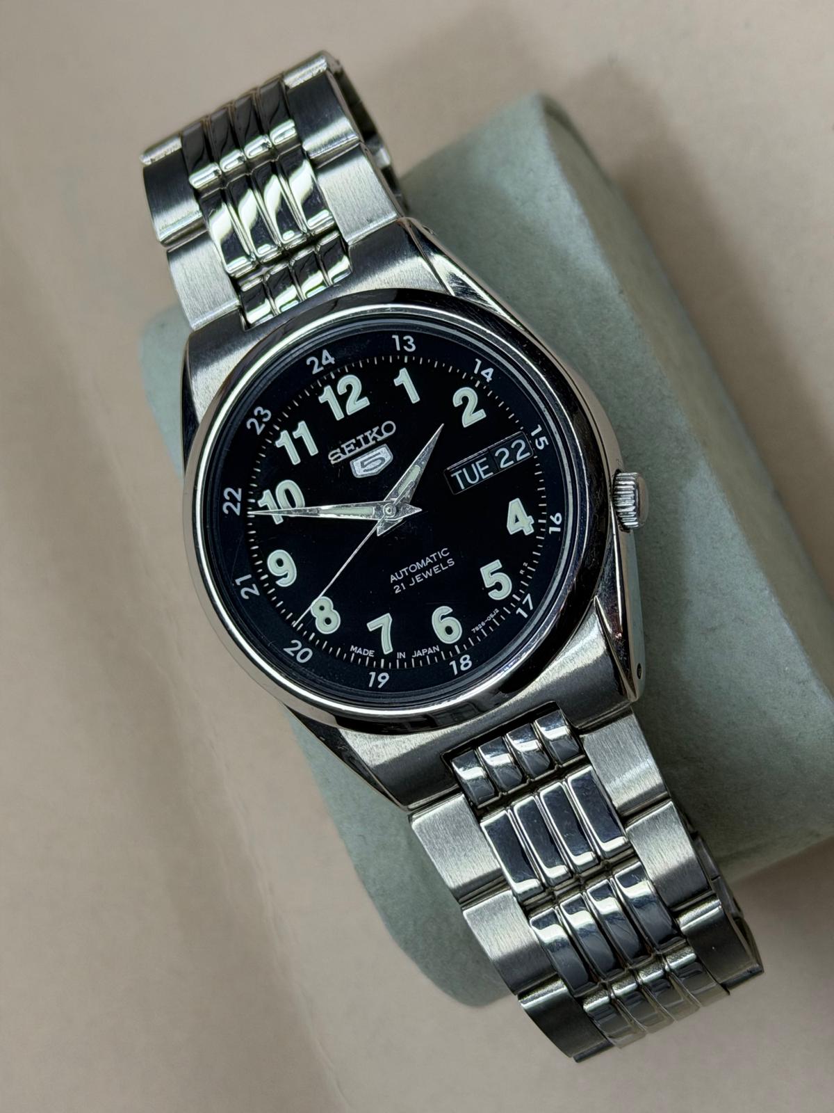 SEIKO 5 – Black Dial, Automatic, Day-Date Wristwatch (Vintage)