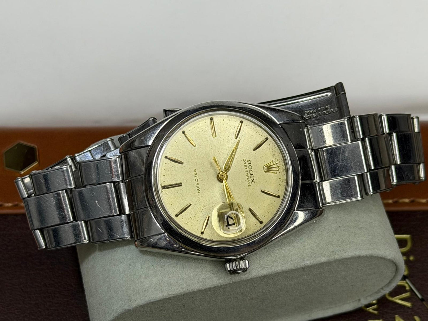 ROLEX Oysterdate – Gold Dial, Date, Dress Watch (Vintage)