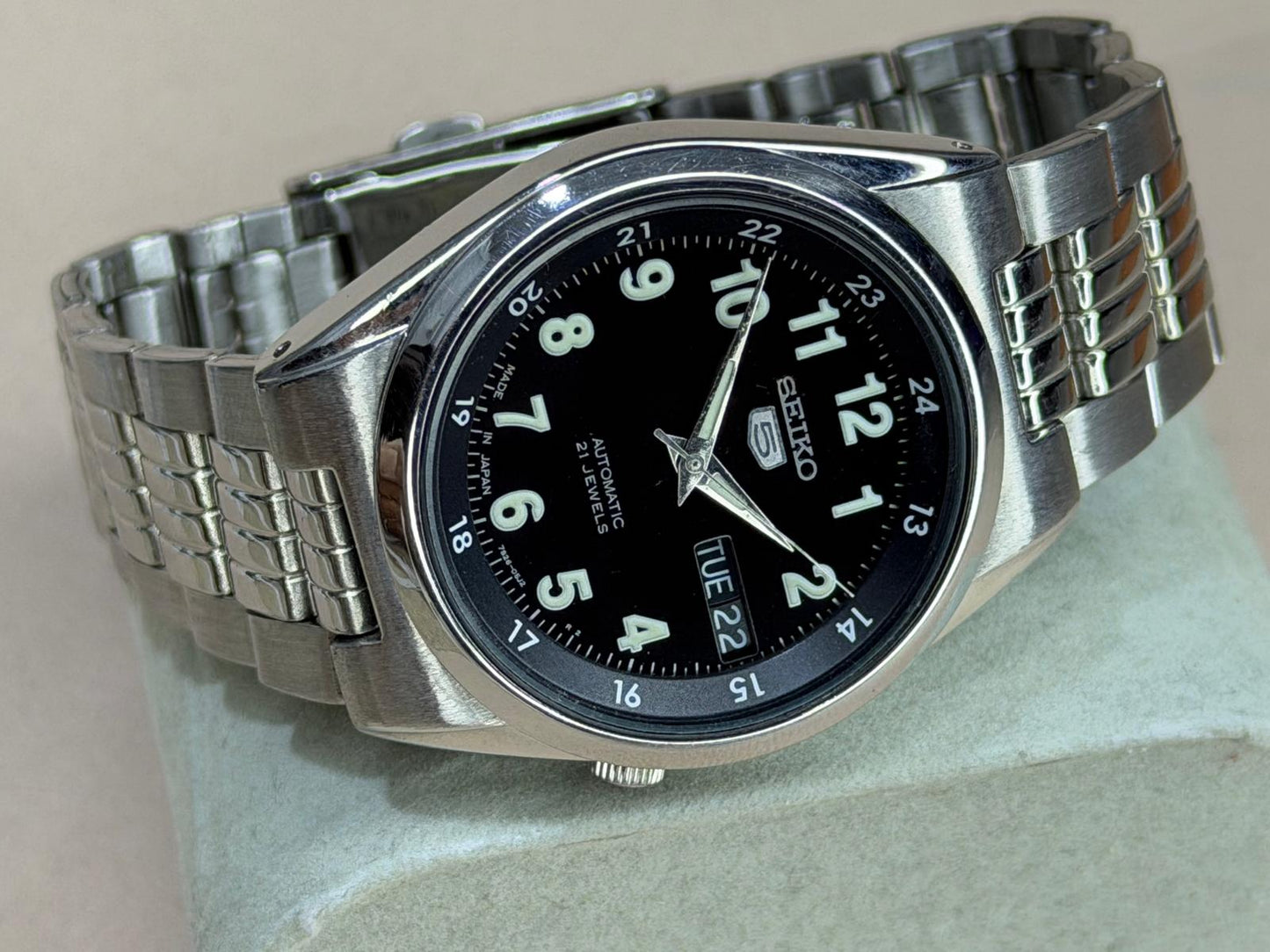 SEIKO 5 – Black Dial, Automatic, Day-Date Wristwatch (Vintage)