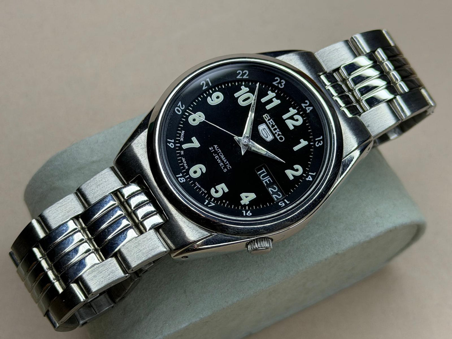 SEIKO 5 – Black Dial, Automatic, Day-Date Wristwatch (Vintage)