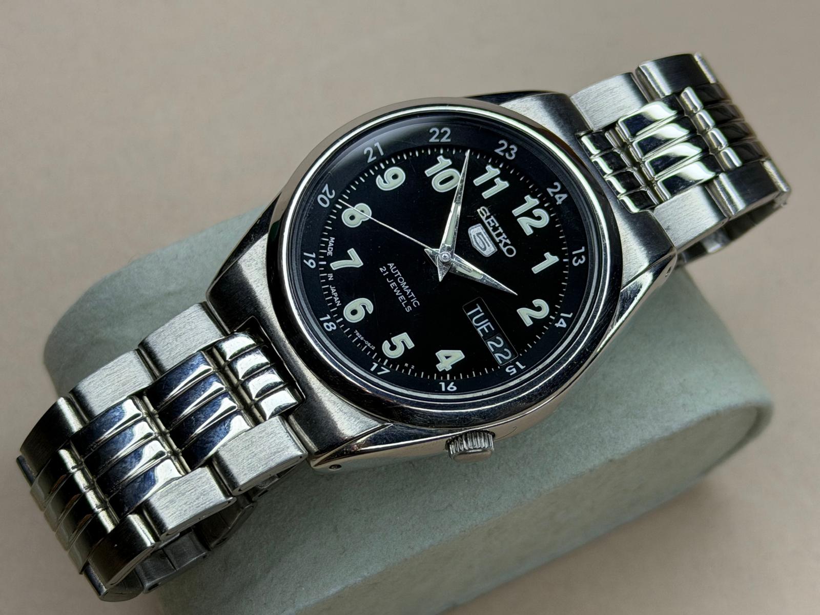 SEIKO 5 – Black Dial, Automatic, Day-Date Wristwatch (Vintage)